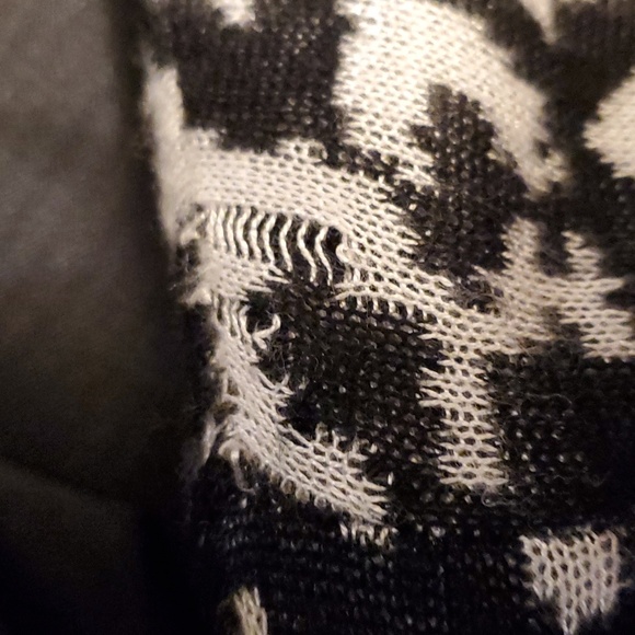 Question by say what Long black/white sweater with black trim - Picture 11 of 11